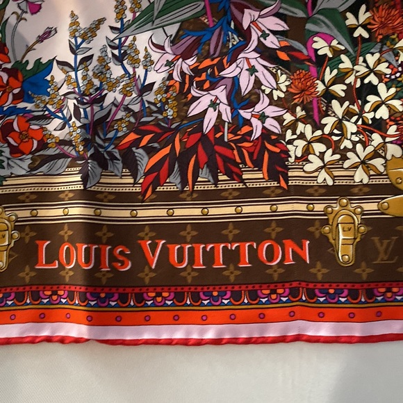 Gorgeous unique no longer available lv scarf - Picture 2 of 6